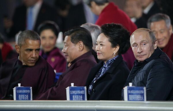 Президент РФ Владимир Путин, председатель КНР Си Цзиньпин с супругой Пэн Лиюань и президент США Барак Обама