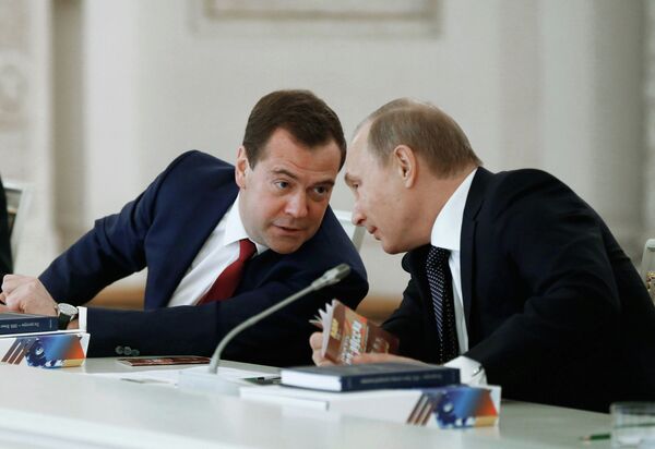 Президент РФ Владимир Путин (справа) и председатель правительства РФ Дмитрий Медведев