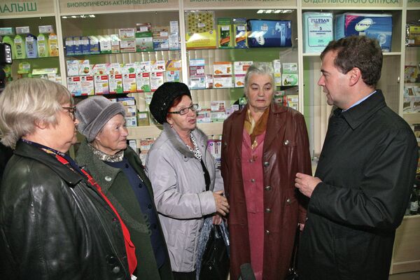 Д.Медведев посетил аптеку