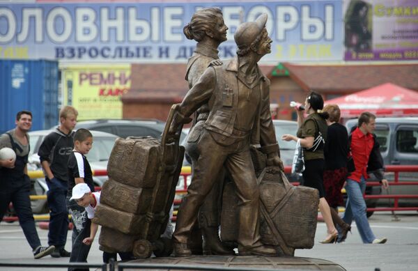 Памятник челнокам открылся в Екатеринбурге