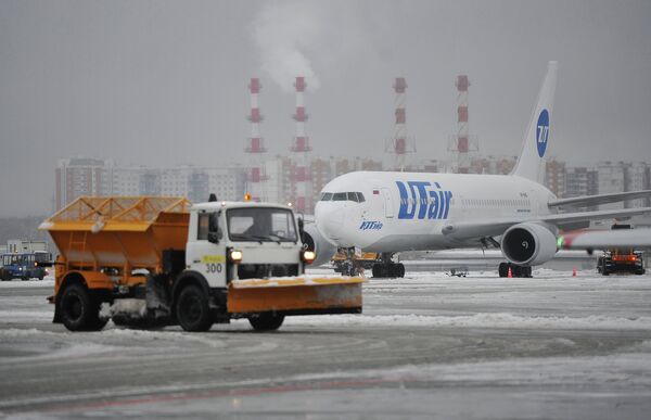 Уборка снега в аэропорту Внуково