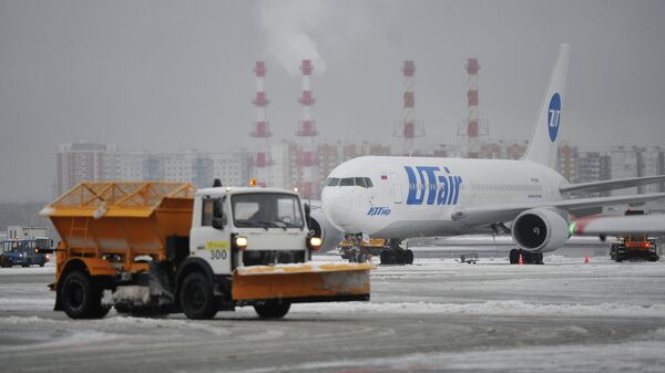 Уборка снега в аэропорту Внуково