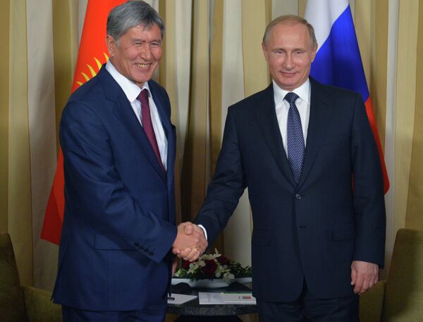 Президент России Владимир Путин (слева) и президент Киргизии Алмазбек Атамбаев. Архив