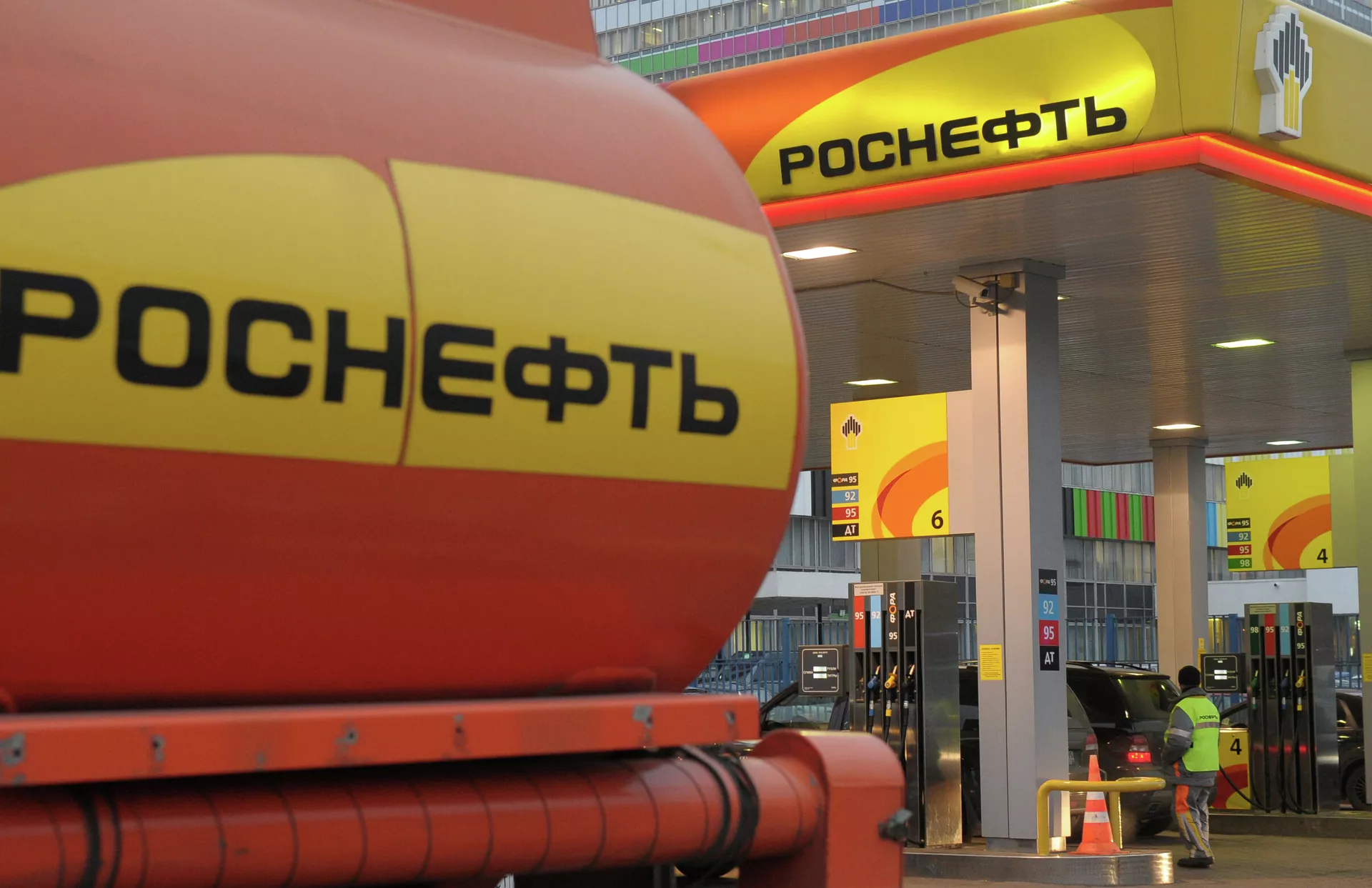 # Автозаправочная станция компании Роснефть в Москве - ПРАЙМ, 1920, 14.06.2023