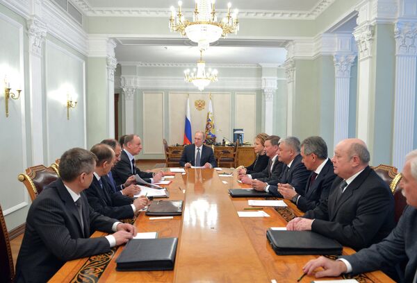 *Президент РФ В.Путин провел совещание с постоянными членами Совета Безопасности РФ