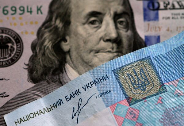 %Денежные купюры и монеты США и Украины