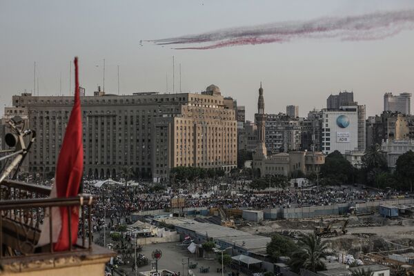 Истребители египетских ВВС над площадью Тахрир в Каире.
