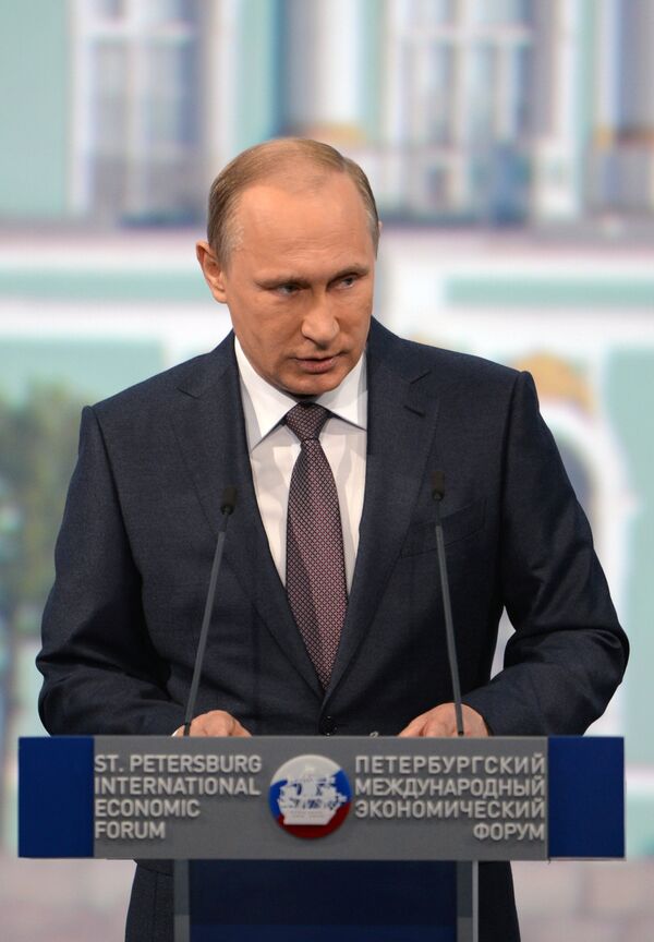 19 июня 2015. Президент России Владимир Путин на панельной дискуссии в ходе пленарного заседания XIX Петербургского экономического форума