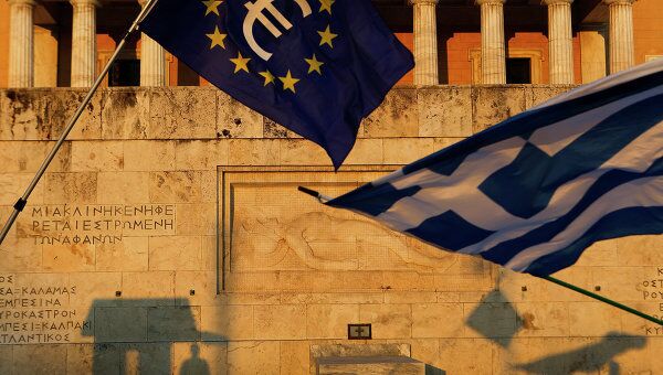 #Флаги Греции и Евросоюза на площади Синтагма в Афинах.
