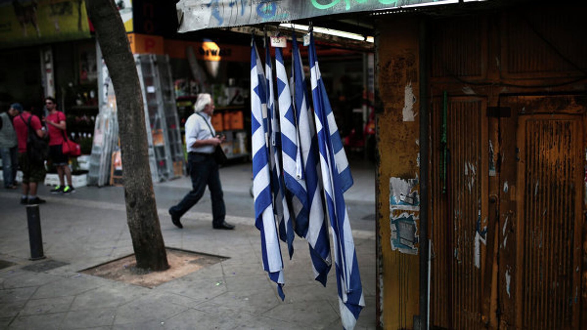 Греческие флаги на киоске в Афинах. Архивное фото - ПРАЙМ, 1920, 16.05.2024
