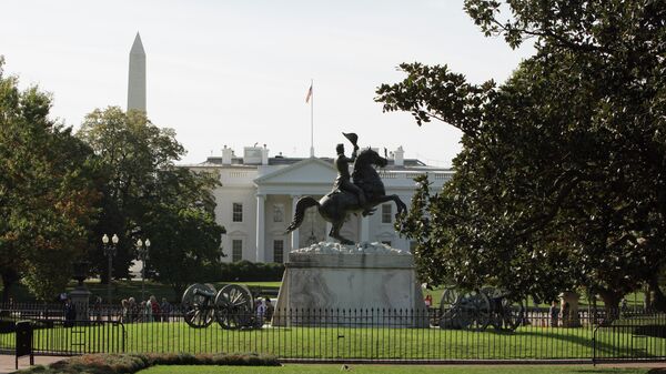 Памятник президенту Эндрю Джексону перед Белым домом в Вашингтоне