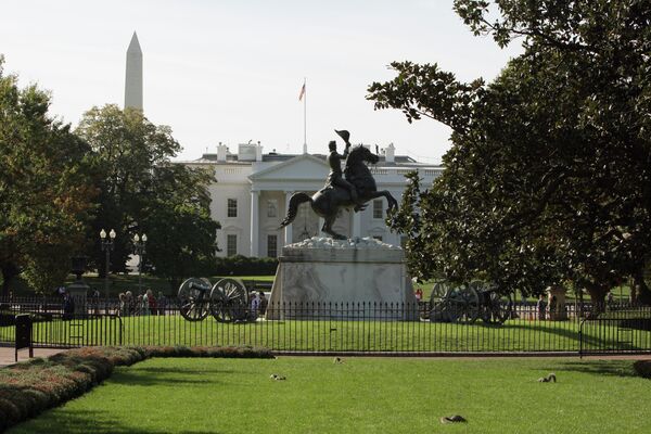 *Памятник президенту Эндрю Джексону перед Белым домом в Вашингтоне