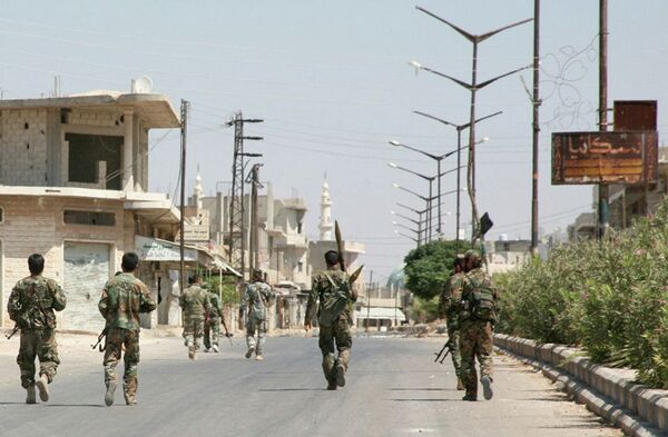 *Солдаты сирийской армии в одной из деревень провинции Хама, Сирия