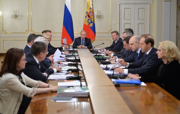 Президент РФ Владимир Путин проводит совещание с членами правительства РФ в резиденции Ново-Огарево. 21 января 2015