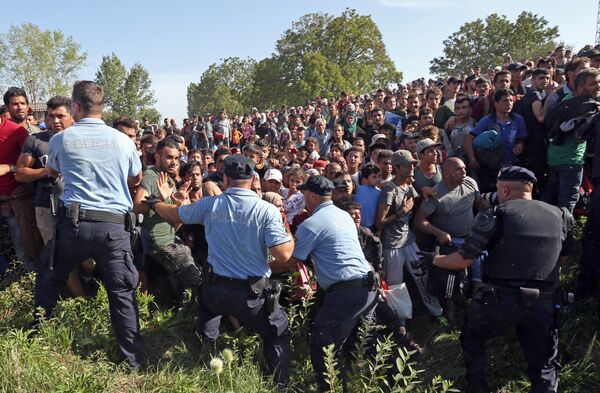 Беженцы пытаются пересечь полицейский кардон в Хорватии