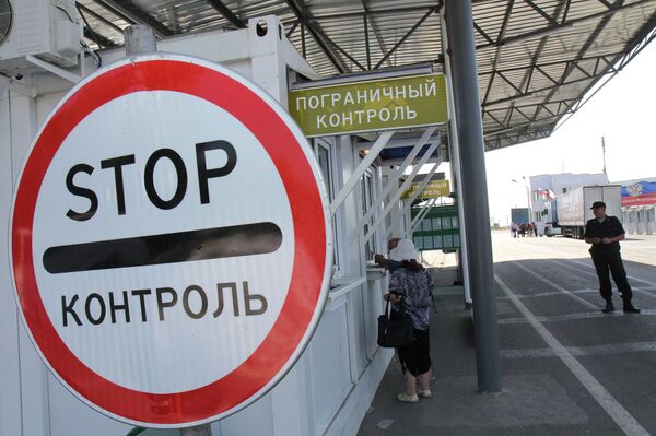 Приезжие проходят пограничный контроль на пункте пропуска Армянск российско-украинской границы