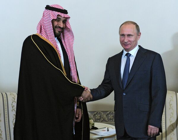 Президент России Владимир Путин и преемник Наследного принца, министр обороны Саудовской Аравии Мухаммед Бен Сальман во время встречи в Санкт-Петербург