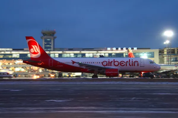 *Пассажирский аэробус А-320 авиакомпании Air Berlin в аэропорту Домодедово