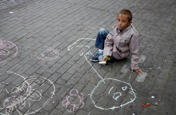 *Ребенок из семьи беженцев с Ближнего Востока на улице Гамбурга