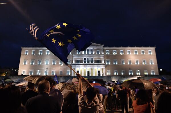 Протестующие во время демонстрации перед зданием парламента в Афинах