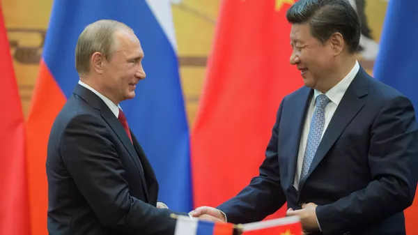 Президент России Владимир Путин (слева) и председатель Китайской Народной Республики Си Цзиньпин 