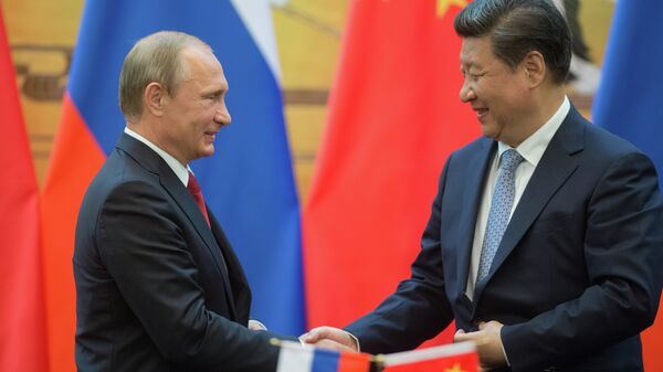 Президент России Владимир Путин (слева) и председатель Китайской Народной Республики Си Цзиньпин