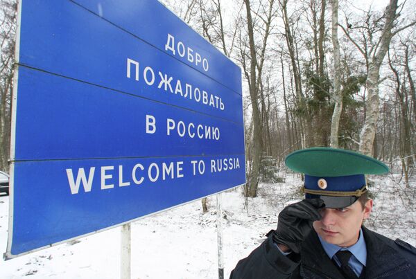 Пограничник у информационного щита Добро пожаловать в Россию