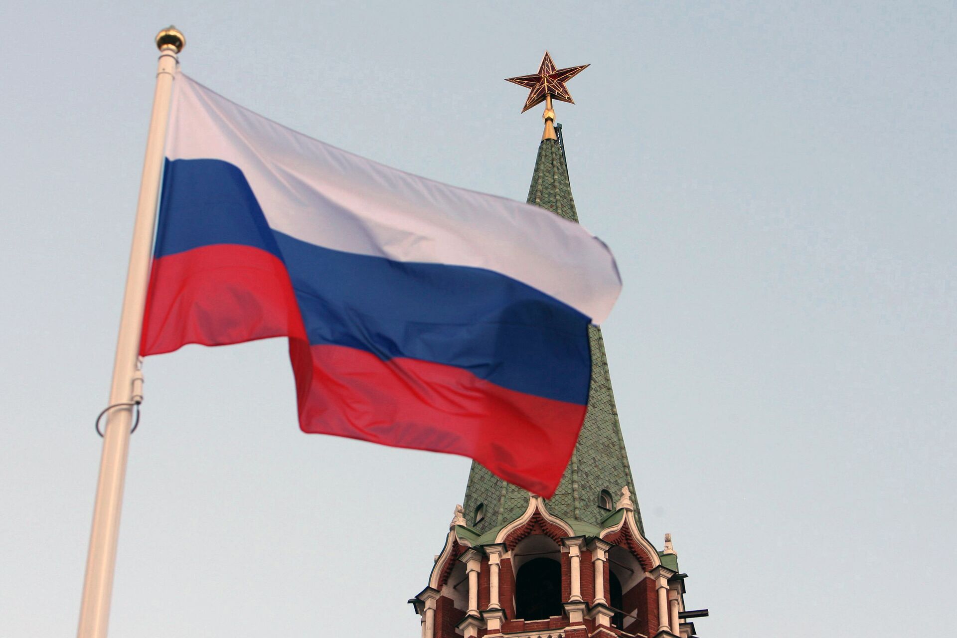 #Российский государственный флаг на фоне кремлевской башни - ПРАЙМ, 1920, 16.04.2022