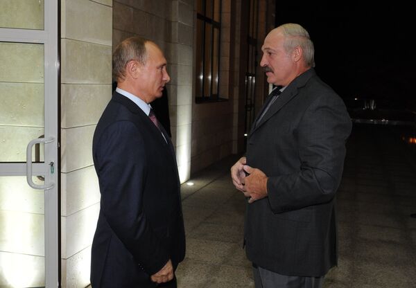 *Президент России Владимир Путин (слева) и президент Белоруссии Александр Лукашенко