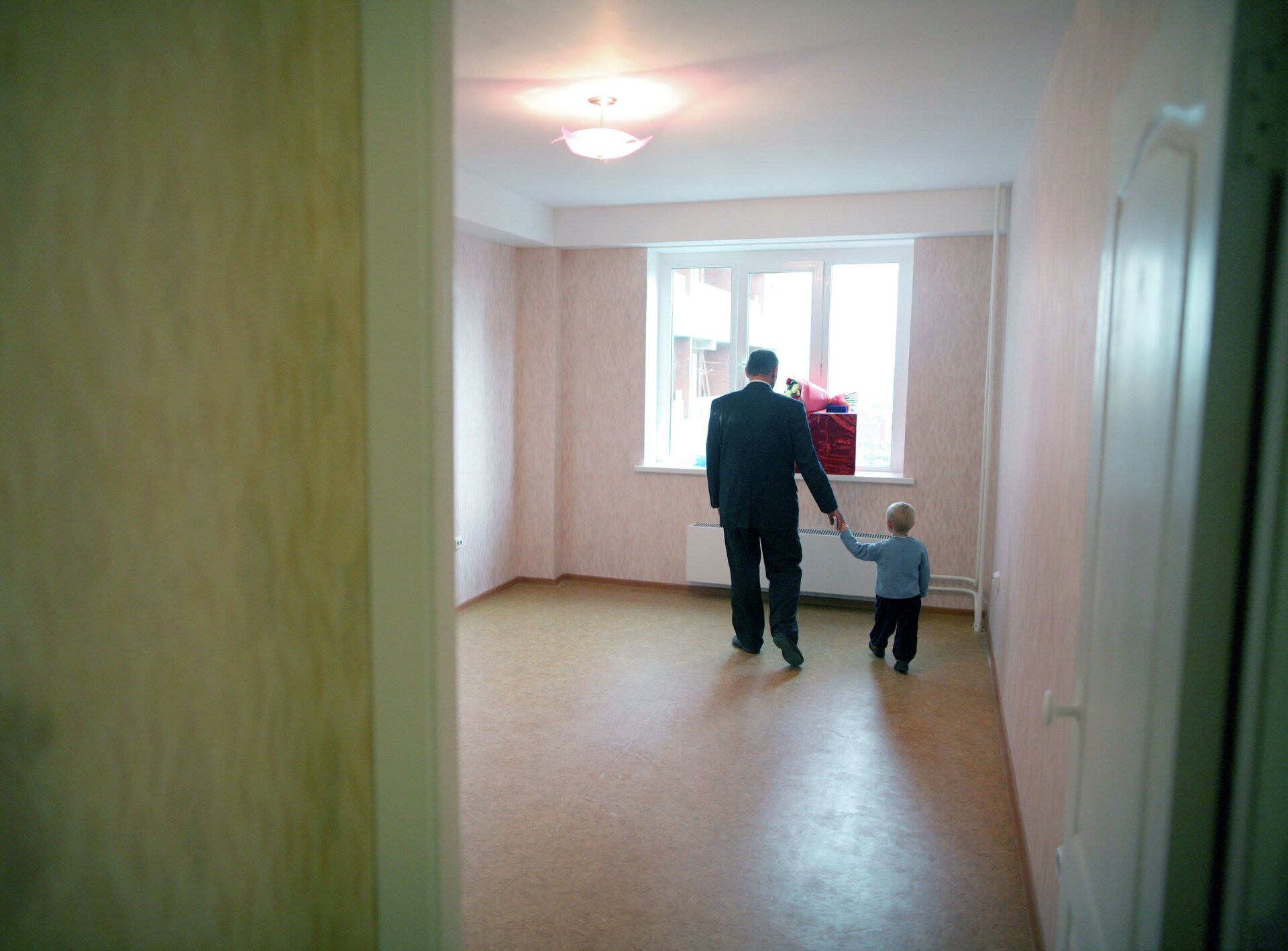 Семья осматривает квартиру - ПРАЙМ, 1920, 22.03.2021