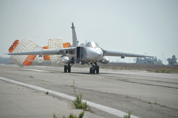 Бомбардировщик Су-24 садится на авиабазе Хмеймим (Латакия), Сирия