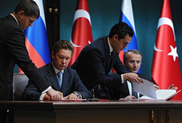 Глава Газпрома Алексей Миллер и глава Botas Petroleum Pipeline Corporation Мехмет Конук подписывают меморандум