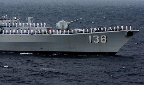 Эсминец Тайчжоу ВМС НОАК КНР во время военно-морского парада в заливе Петра Великого