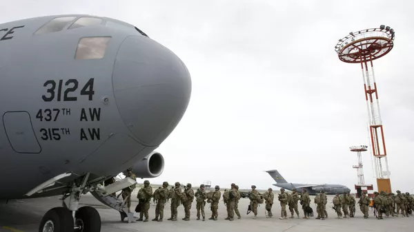 Американские военнослужащие у транспортного самолета