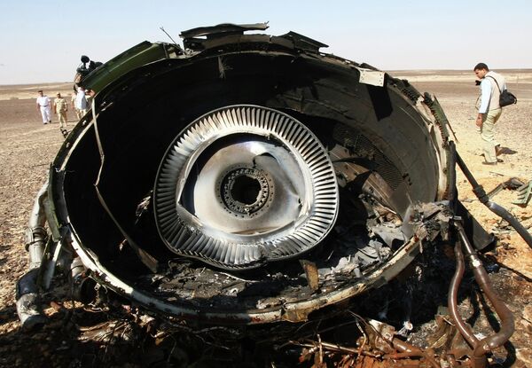 *Обломки самолета Airbus A321 авиакомпании Когалымавиа в Египте