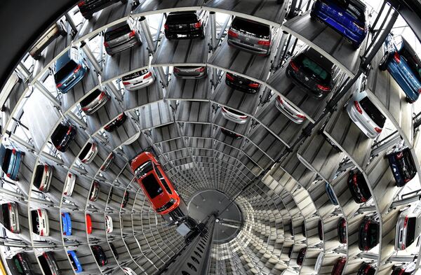 Многоуровневая парковка на заводе Volkswagen в Вольфсбурге, Германия