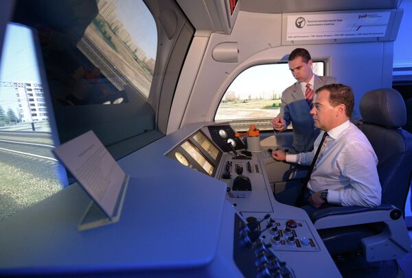 Глава правительства РФ Дмитрий Медведев во время посещения Центра научно-технического развития ОАО РЖД на Рижском вокзале