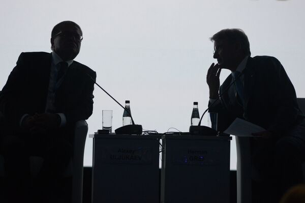*Президент, председатель правления Сбербанка России Герман Греф и министр экономического развития РФ Алексей Улюкаев. Архивное фото