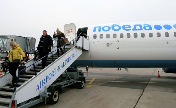 Пассажиры сходят с самолета российской низкобюджетной авиакомпании Победа, осуществившего первый рейс по маршруту Москва-Калининград
