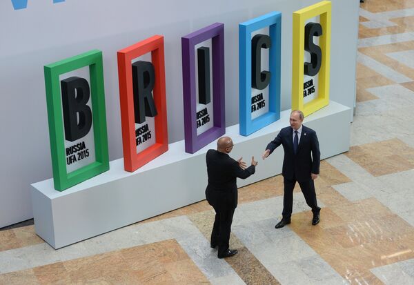 Президент Российской Федерации Владимир Путин и Президент Южно-Африканской Республики Джейкоб Зума на церемонии приветствия лидеров БРИКС