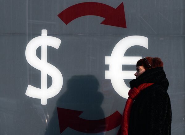 *Знаки доллара и евро на стене пункта обмена валюты в Москве
