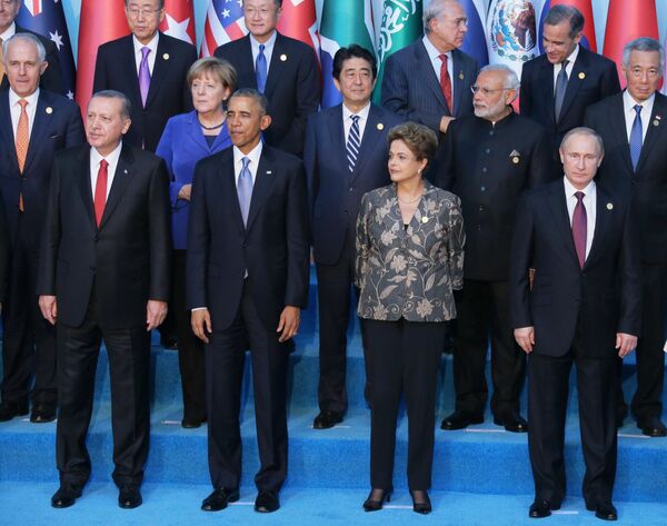 *Президент России Владимир Путин (справа в первом ряду) на церемонии фотографирования участников саммита Группы двадцати (G20)