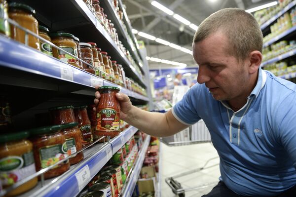 *Овощные консервы фирмы Верес производства Украины в одном из супермаркетов Москвы