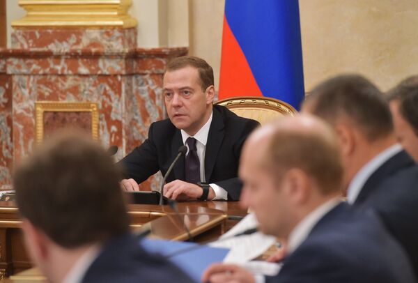 Председатель правительства РФ Дмитрий Медведев проводит совещание с членами кабинета министров РФ в Доме правительства РФ. 12 ноября 2015