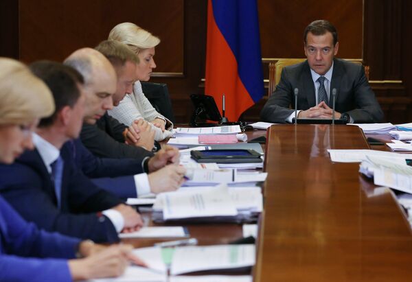*Председатель правительства России Дмитрий Медведев проводит в резиденции Горки совещание по расходам федерального бюджета на 2016–2018 годы