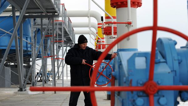 Работник Нафтогаза на газокомпрессорной станции Бобровницкая Черниговской области, Украина