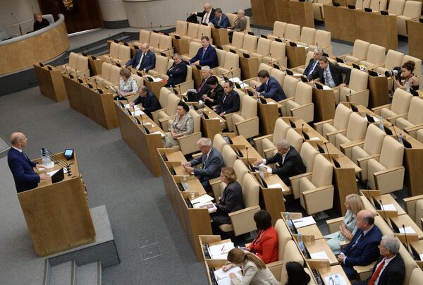 *Министр финансов РФ Антон Силуанов выступает во время правительственного часа на заседании Государственной Думы РФ