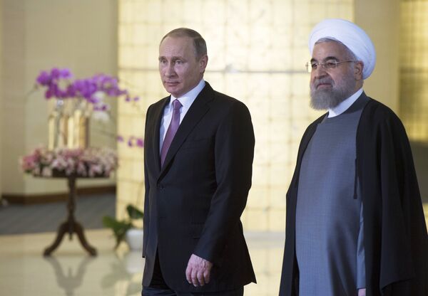 Президент России Владимир Путин (слева) и президент Исламской Республики Ирана Хасан Роухани