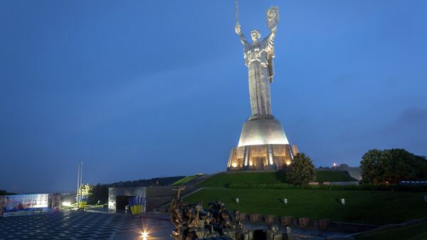 *Памятник Родина-мать в Киеве