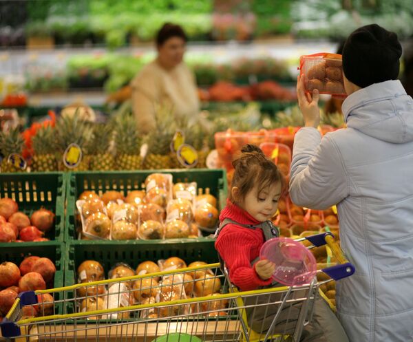 Покупатели в овощном отделе гипермаркета